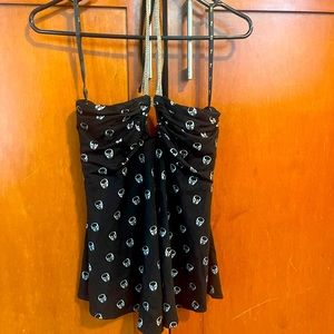 Sky top with silver skulls